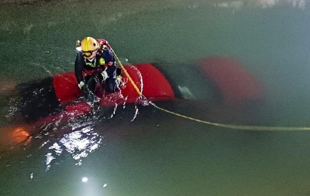 Los bomberos rescatan un coche en el canal del trasvase Tajo-Segura sin nadie dentro (pero después de un robo)