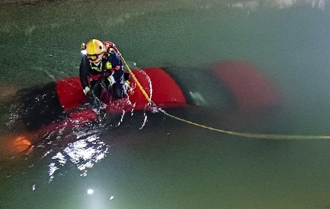 Los bomberos rescatan un coche en el canal del trasvase Tajo-Segura sin nadie dentro (pero después de un robo)