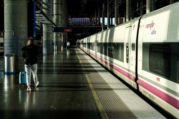 Renfe pone a la venta los billetes para viajar con los descuentos del Verano Joven