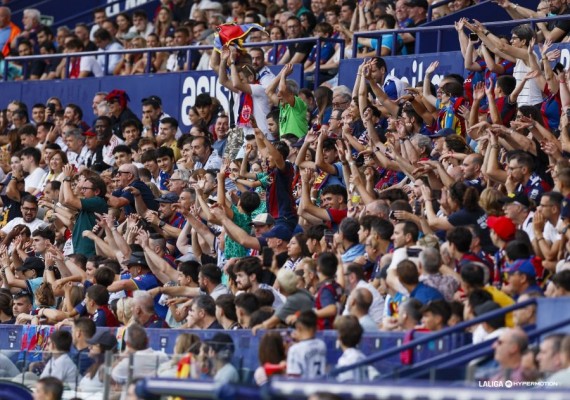 Decenas de abonados del Levante, reubicados por un nuevo palco en la tribuna del Ciutat