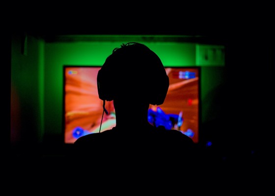Un estudio apunta que los alumnos que más juegan online tienen peor comprensión lectora
