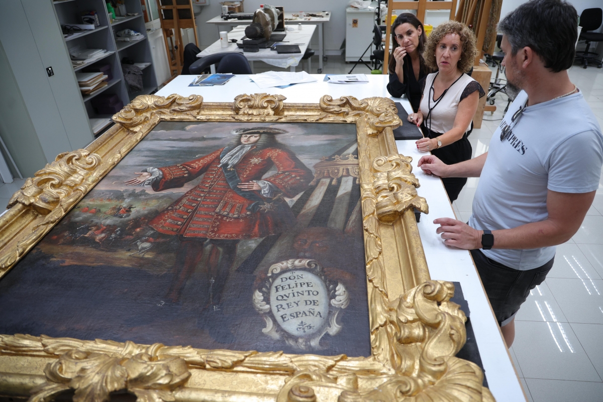 El retrato de Felipe V boca abajo regresa a Xàtiva tras dos años de restauración