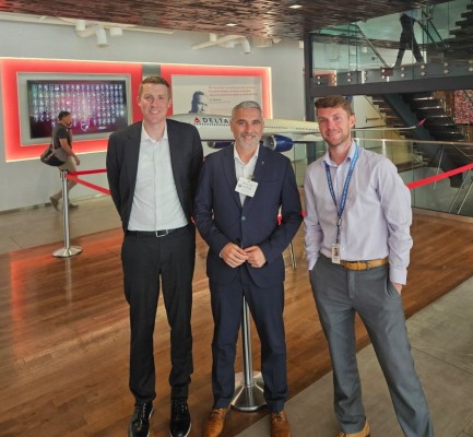 La Generalitat Valenciana se reúne con Delta Air Lines para negociar un vuelo directo a EEUU