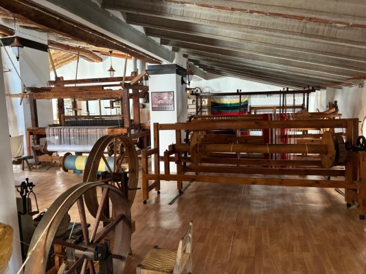 El pasado textil contado a través de la colección de máquinas históricas del profesor de Benilloba Josep Julià