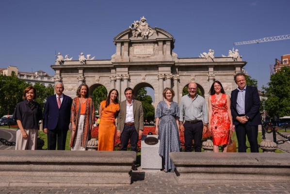 La Puerta de Alcalá de Madrid luce ya el galardón que reconoce su restauración como referente europeo