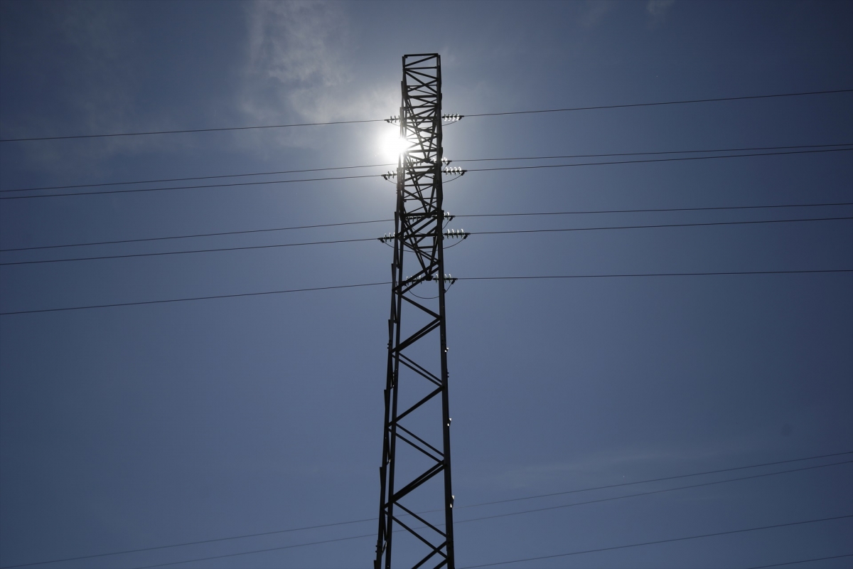 La CNMC revisa las normas de detalle técnico que regulan el servicio de control de tensión eléctrica