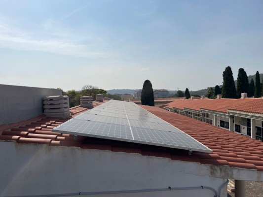 La Vall d'Uixó instala 38 paneles solares para autoabastecer el Cementerio Municipal