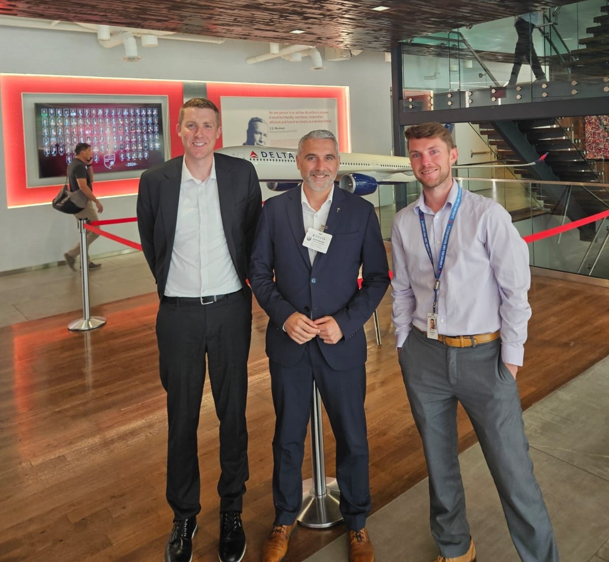 Camarero, con representantes de Delta Air Lines. - Foto: GVA Camarero, con representantes de Delta Air Lines.