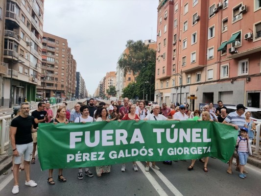 Vecinos cortan el túnel de Pérez Galdós en una concentración para exigir su eliminación: 