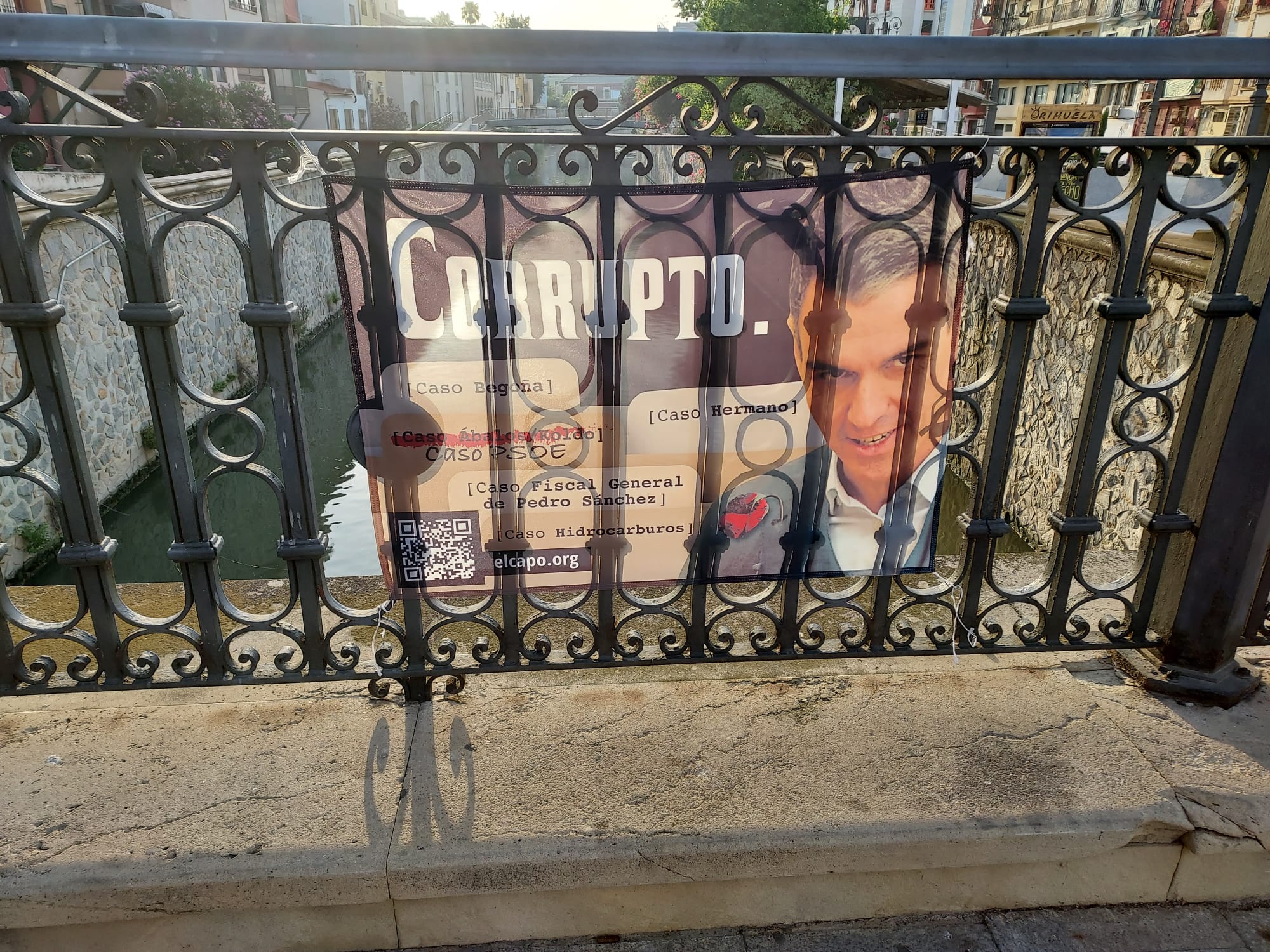 El alcalde de Orihuela ordena la retirada inmediata de unos carteles ofensivos contra Pedro Sánchez