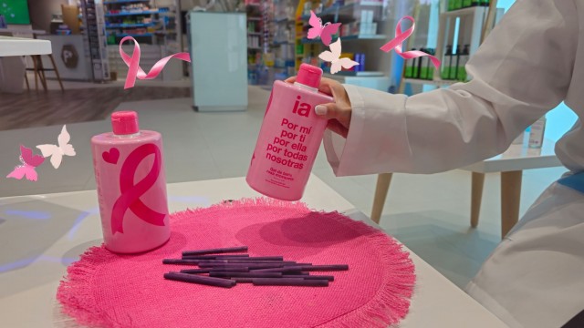 Hefame viste de rosa las farmacias para apoyar la investigación contra el cáncer de mama

