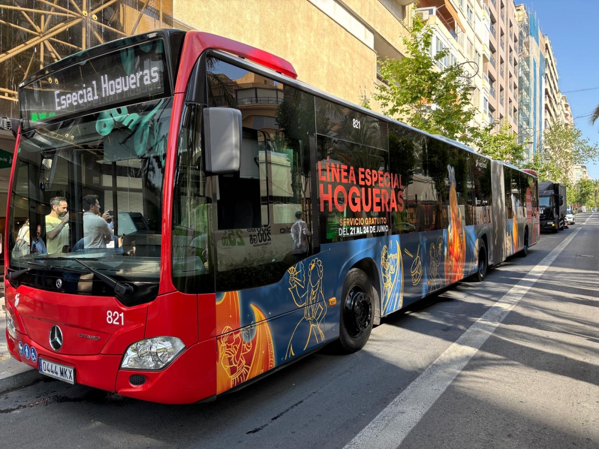Un autobús gratuito recorre las Hogueras Especiales desde el sábado hasta el martes 