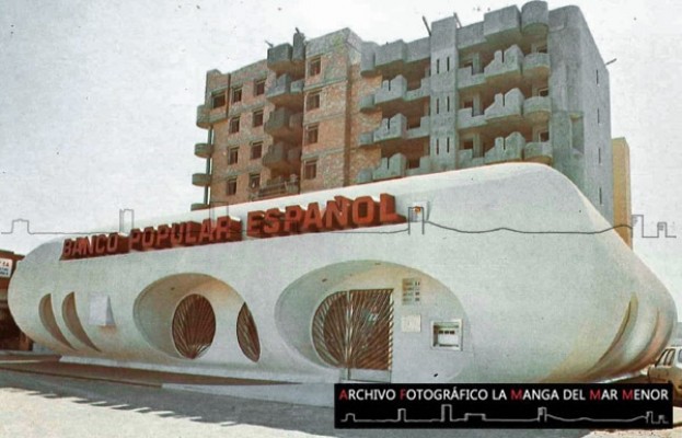 El icónico edificio del Banco Popular de La Manga busca una nueva vida: se vende por medio millón de euros