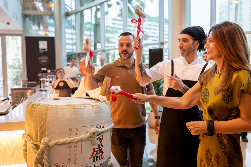 Apertura del barril de sake, con Miguel A. Hernández, Laso y Bárbara Ascolese - Apertura del barril de sake, con Miguel A. Hernández, Laso y Bárbara Ascolese