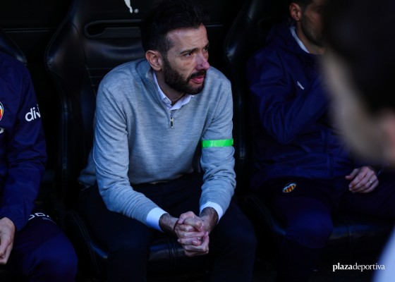 Amarrar la columna vertebral del Valencia CF, en la cabeza de Corberán