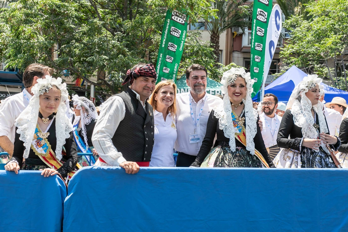 Olivares, Bernabé, Barcala y la bellea del Foc, Adriana Vico. - Foto: Ayuntamiento de Alicante Olivares, Bernabé, Barcala y la bellea del Foc, Adriana Vico.