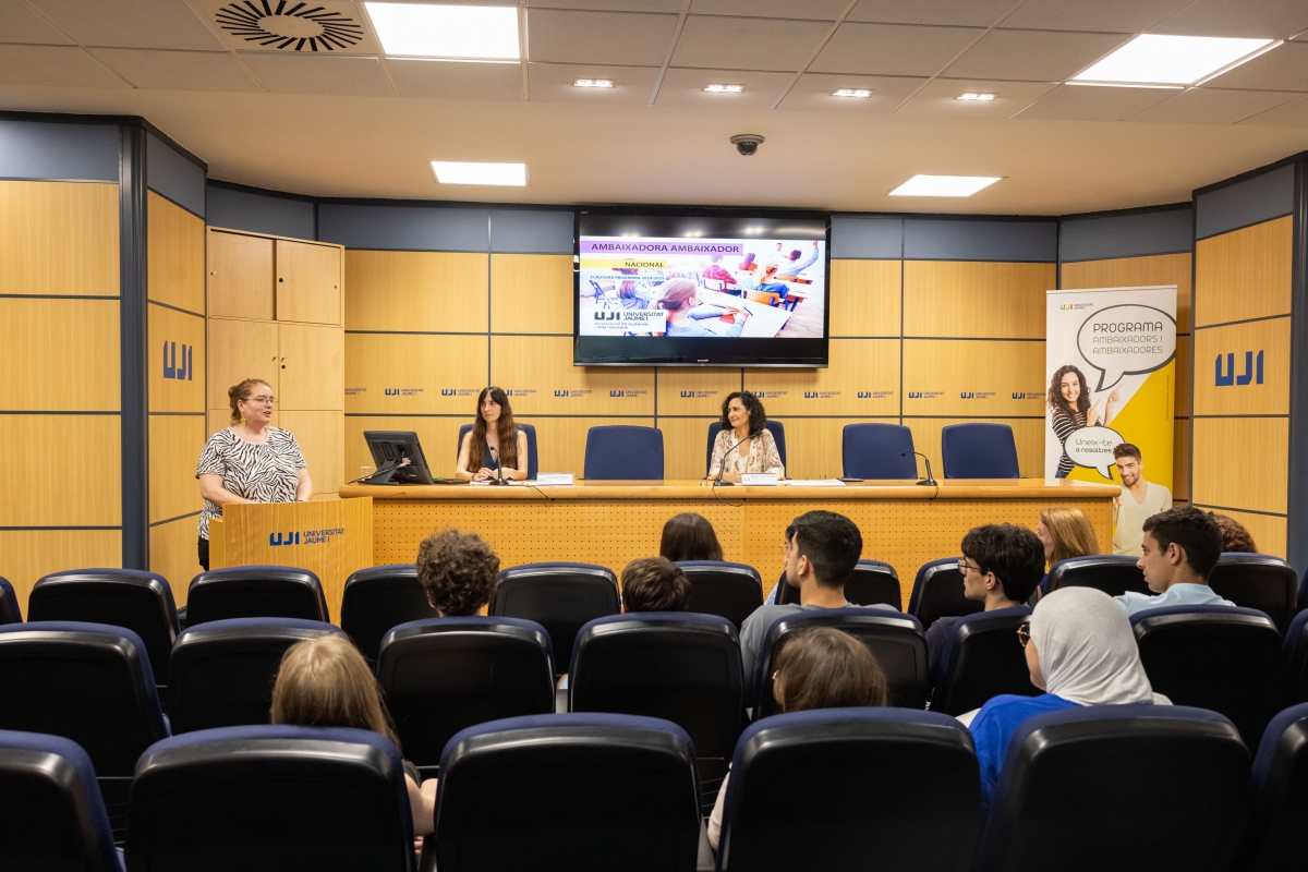 El estudiantado voluntario de la UJI da a conocer la universidad a alumnos de secundaria y bachillerato 