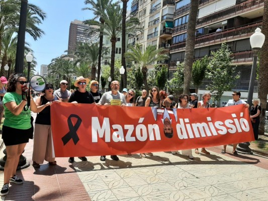 Les Fogueres rebajan la protesta para exigir la dimisión de Mazón