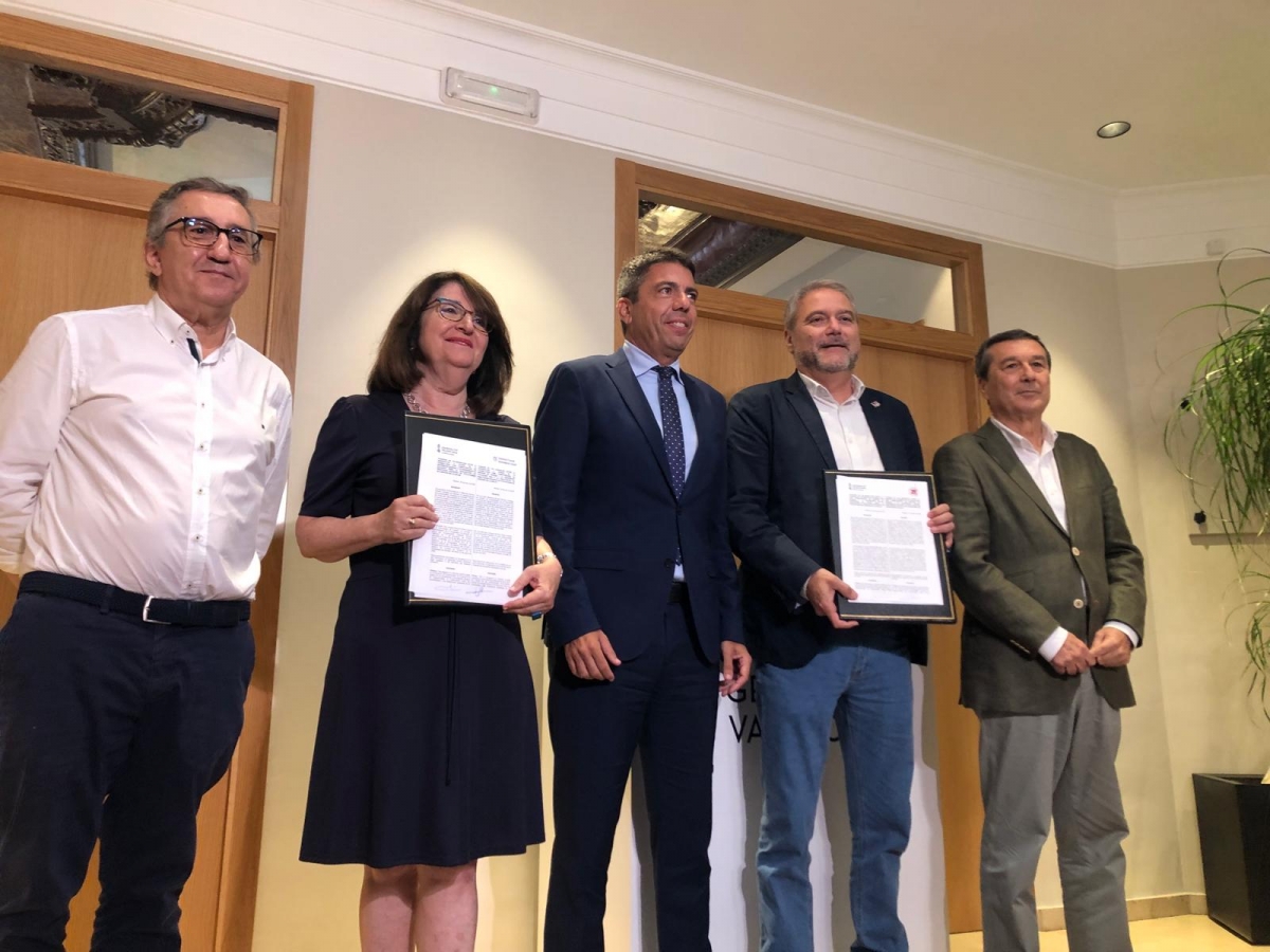 Rovira, Navarro, Mazón, Ruiz y Gómez, en la firma de los convenios sobre las prácticas. - Rovira, Navarro, Mazón, Ruiz y Gómez, en la firma de los convenios sobre las prácticas.