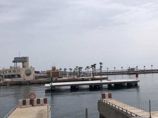 El futuro incierto de la isla flotante: el Puerto ya abre la puerta a su derribo
