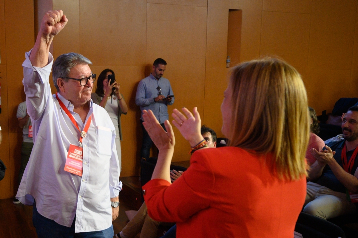 Luis Lozano (FSP-UGT) aplaudido por Bernabé. - Foto: KIKE TABERNER Luis Lozano (FSP-UGT) aplaudido por Bernabé.