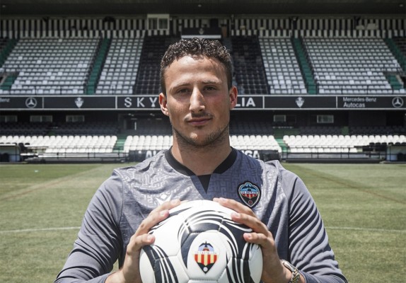 Matthys, el nuevo portero del Castellón: hábil con los pies, sólido en el mano a mano y 'parapenaltis'