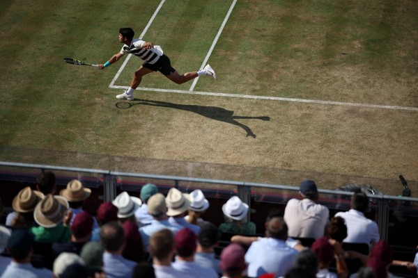 Alcaraz, serio y eficaz, vence a Rinderknech para plantarse en las semifinales de Queen's
