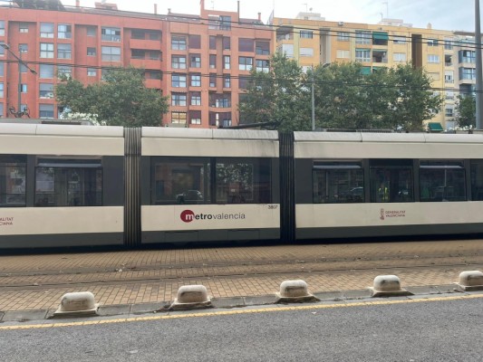 La L6 de Metrovalencia restablece el servicio y la L4 sigue interrumpida al engancharse un tranvía con la catenaria