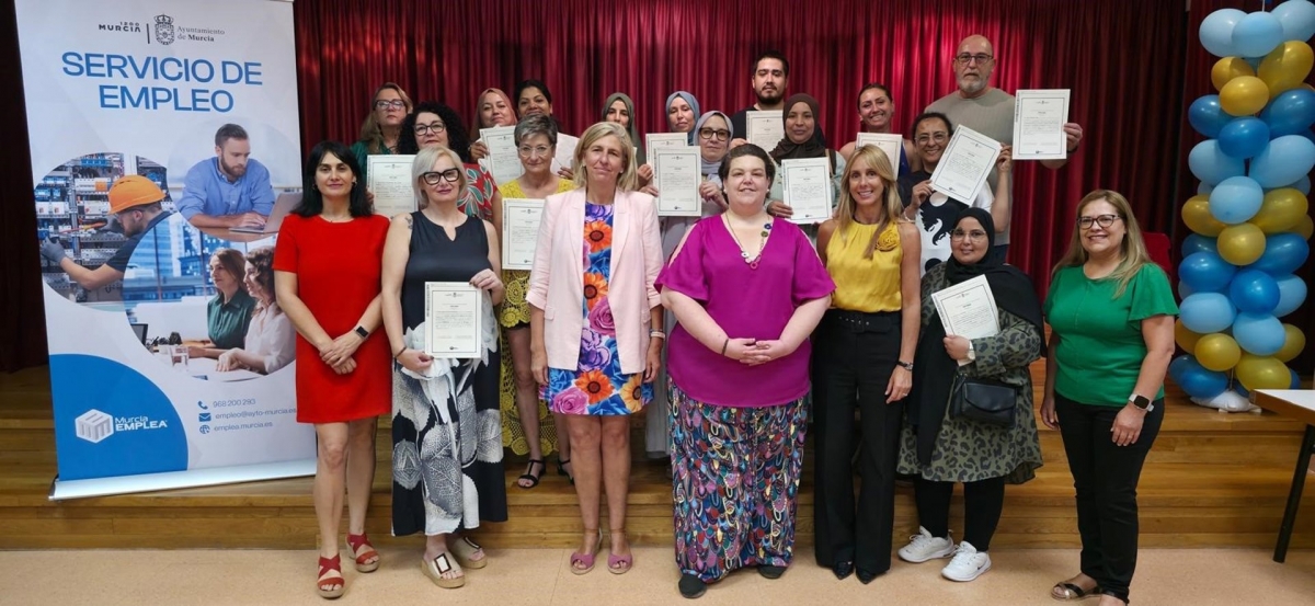 La concejal de Gobierno Abierto, Promoción Económica y Empleo, Mercedes Bernabé, junto a la edil Pilar Torres - 