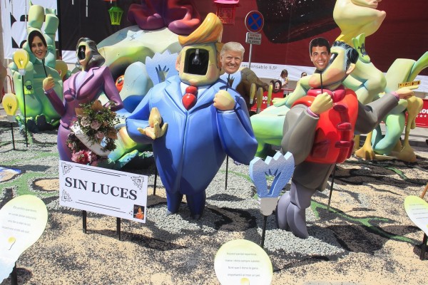 Koldo y Ábalos 'irrumpen' en unas Hogueras de Alicante con mucho Mazón y Pedro Sánchez