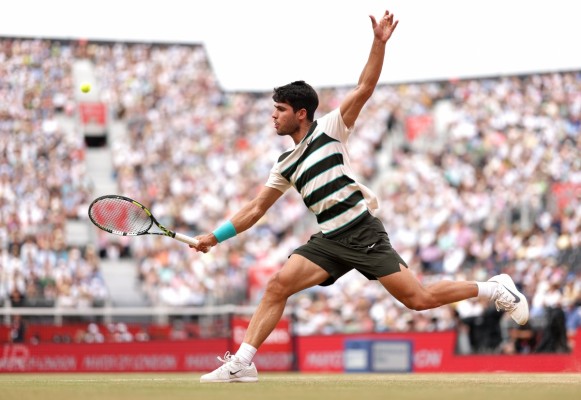 Alcaraz alcanza la final en Queen's con autoridad ante Bautista y se jugará el título con el checo Lehecka