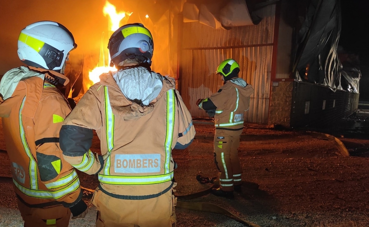 Un incendio destruye un almacén de aceite en Algemesí