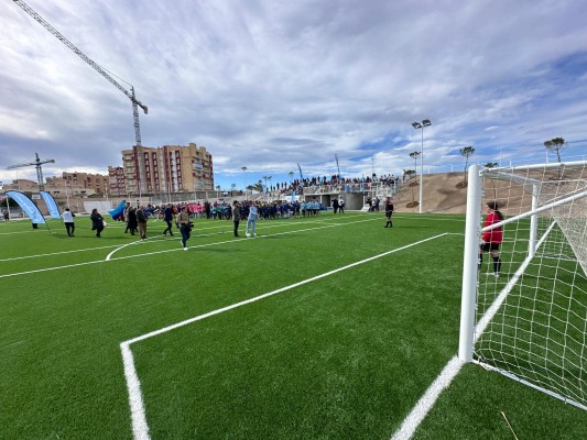 El uso del campo de fútbol de La Manga Norte 'divide' a los vecinos