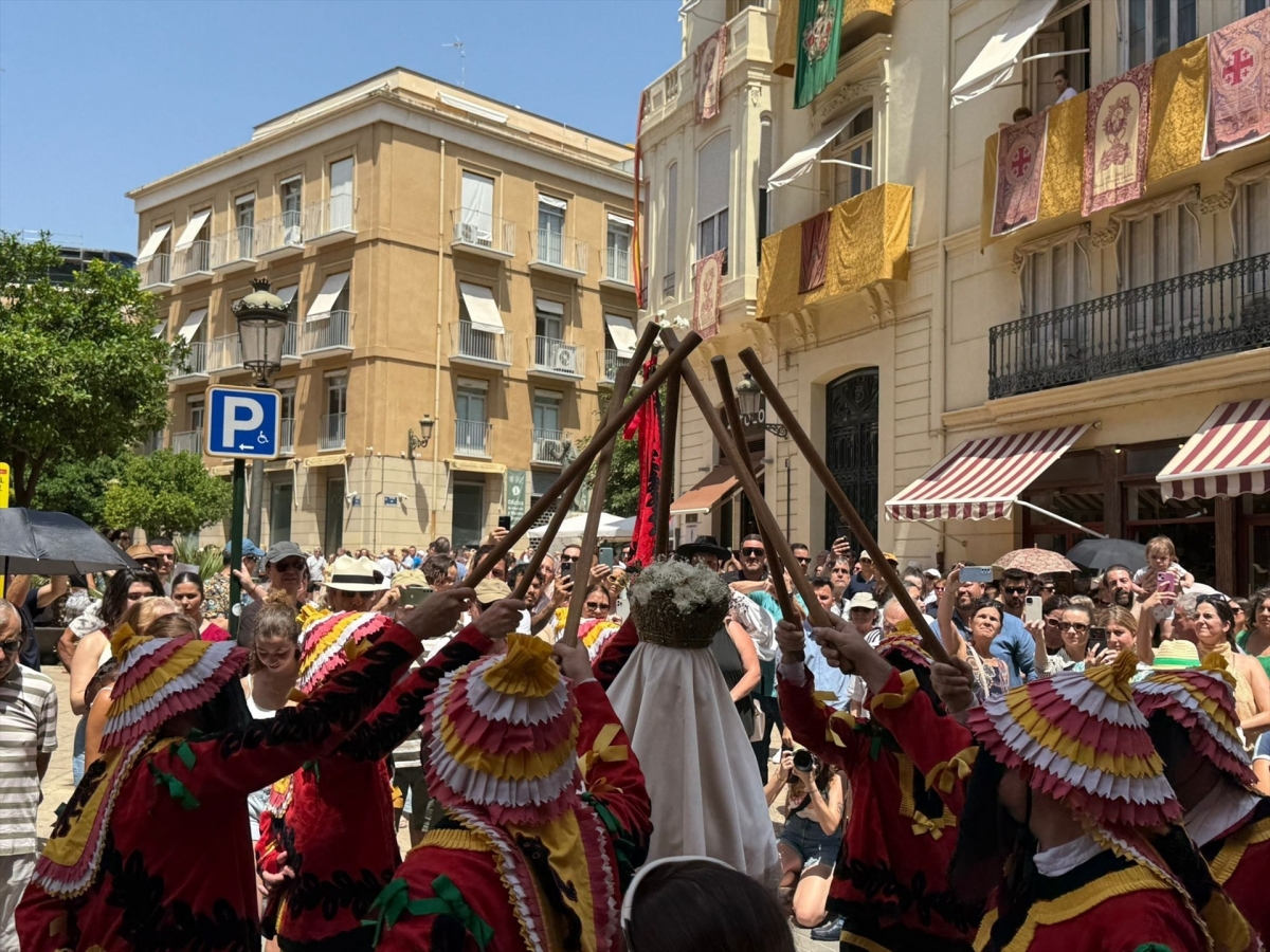 Día grande del Corpus en València: 'Festa Grossa' con abanico en mano por el intenso calor