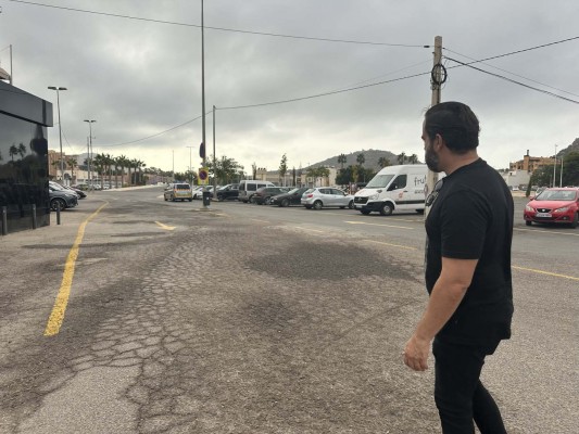 MC denuncia el mal estado de la explanada del Cartagonova para la movilidad reducida