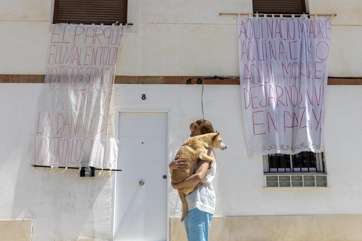 Manoli y su perra Tika frente a su casa - Foto: MARGA FERRER/VP Manoli y su perra Tika frente a su casa