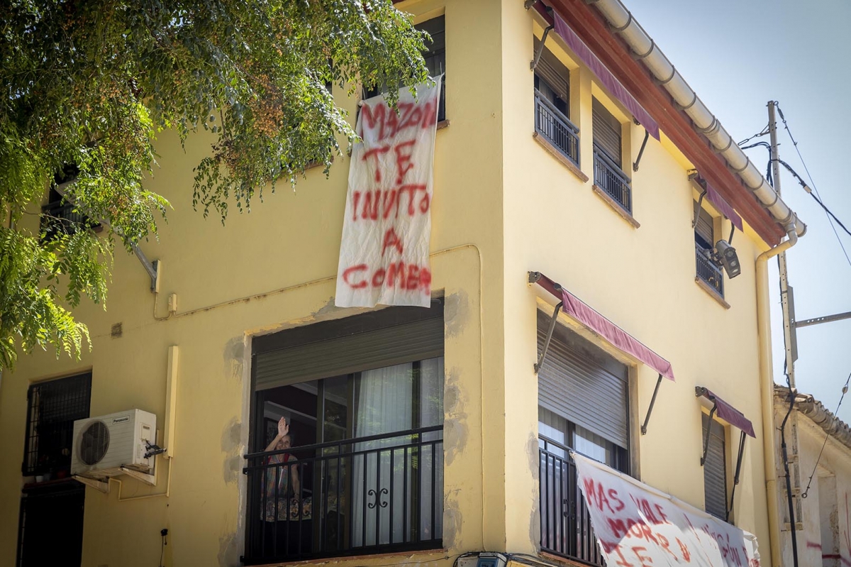 Vivienda con pancartas en la calle Almassereta de Picanya - Foto: MARGA FERRER/VP Vivienda con pancartas en la calle Almassereta de Picanya