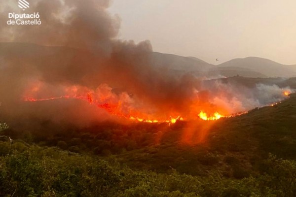 Controlado el incendio que comenzó este domingo por un rayo en el Castell de Atzeneta del Maestrat
