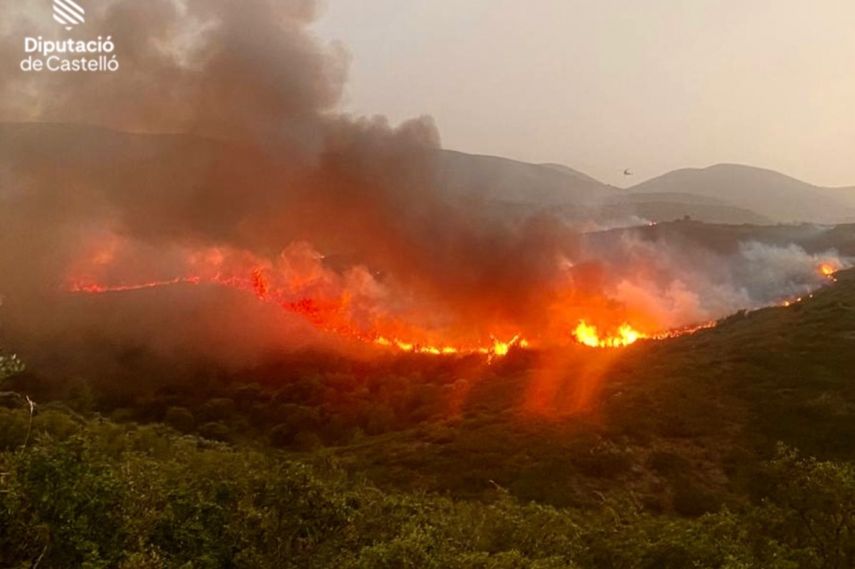 Controlado el incendio que comenzó este domingo por un rayo en el Castell de Atzeneta del Maestrat