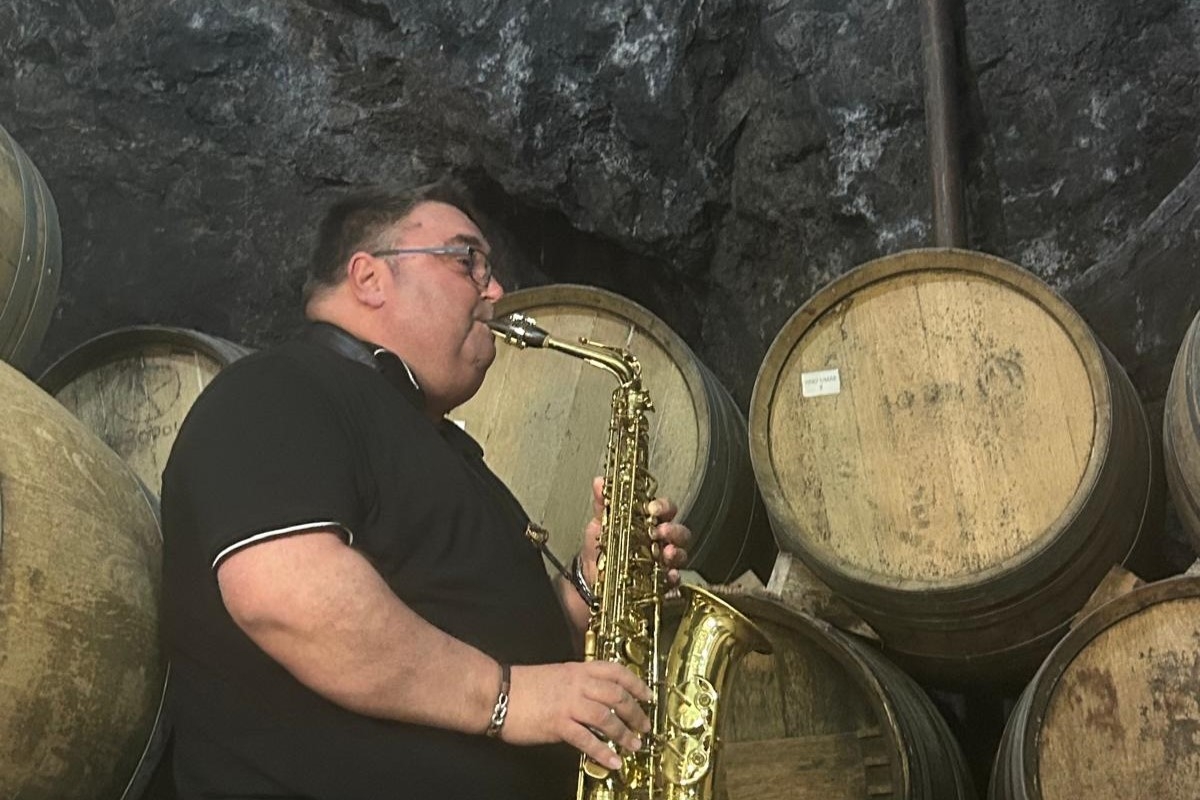 Una bodega de Vilafamés estudia el impacto de la música en su vino con el saxofonista Manuel Bernat