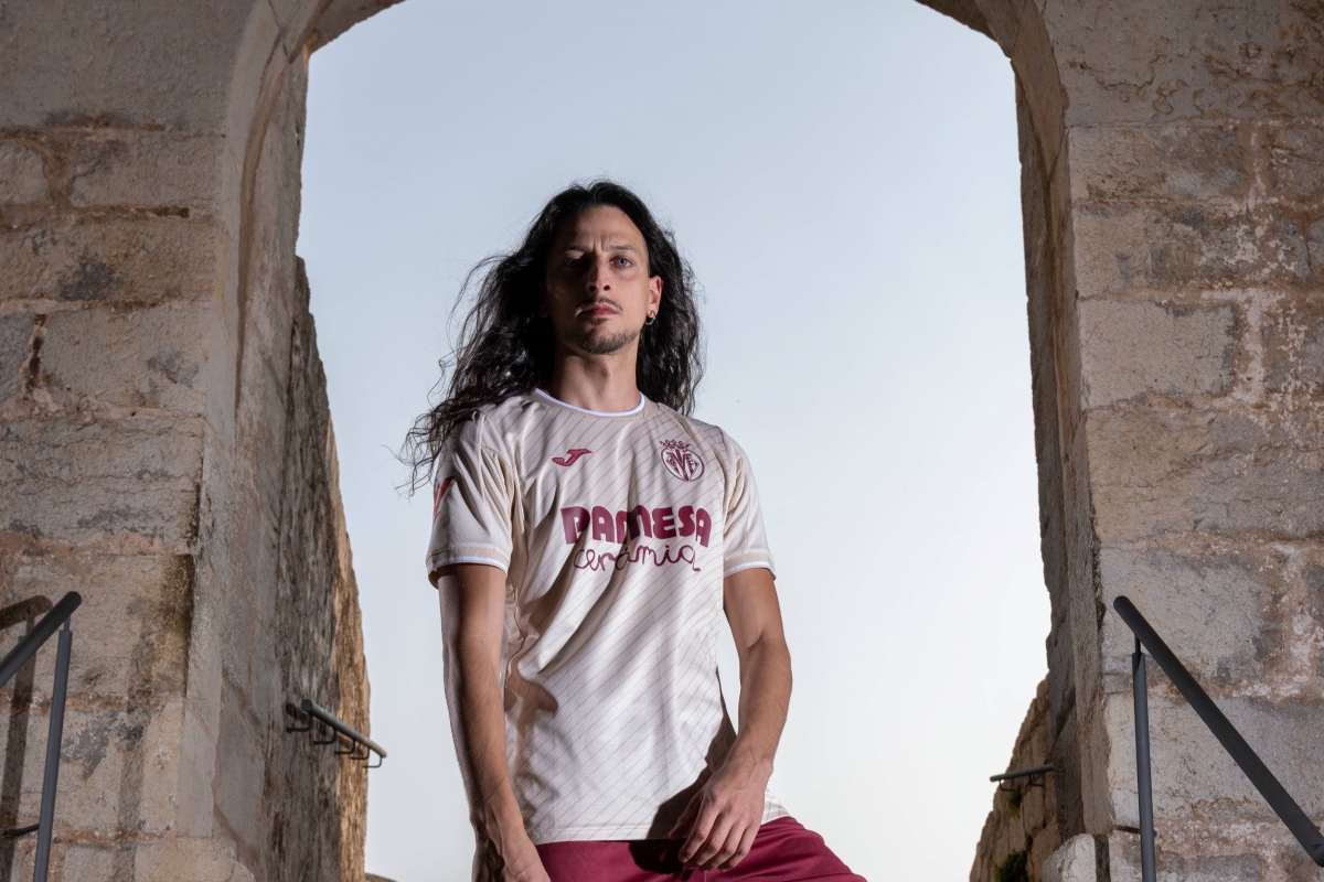 El Villarreal lanza su segundo uniforme para la temporada 2025-26 en honor al rey Jaume I