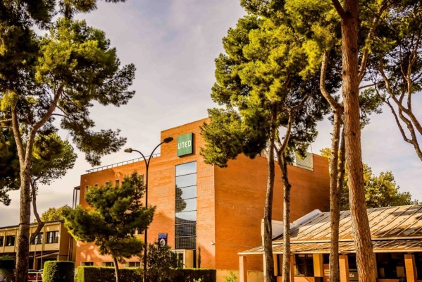 Universidad pública, sin distancias ni edades: la propuesta de la UNED