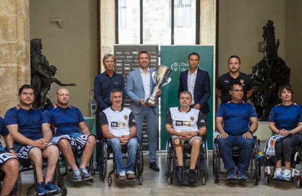 Vicent Mompó recibe al Valencia CF de fútbol adaptado tras proclamarse campeón de la Liga 24-25