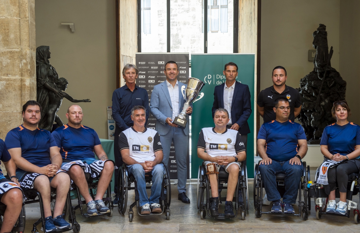 Vicent Mompó recibe al Valencia CF de fútbol adaptado tras proclamarse campeón de la Liga 24-25