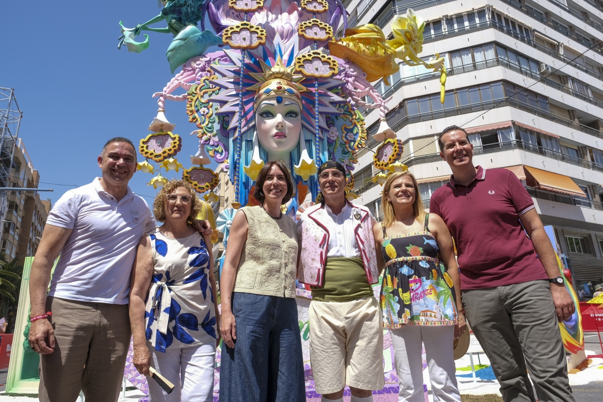 La secretaria general del PSPV y ministra de Ciencia, Diana Morant, en su visita a la hoguera ganadora. - Foto: EFE / Pablo Miranzo La secretaria general del PSPV y ministra de Ciencia, Diana Morant, en su visita a la hoguera ganadora.