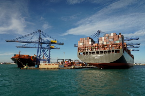 Las exportaciones valencianas prosiguen su caída con la mirada puesta en la situación de Irán