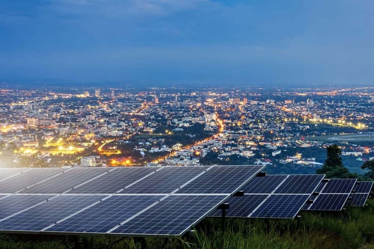 Placas solares en una gran ciudad. - Foto: INSTITUTO DE COORDENADAS