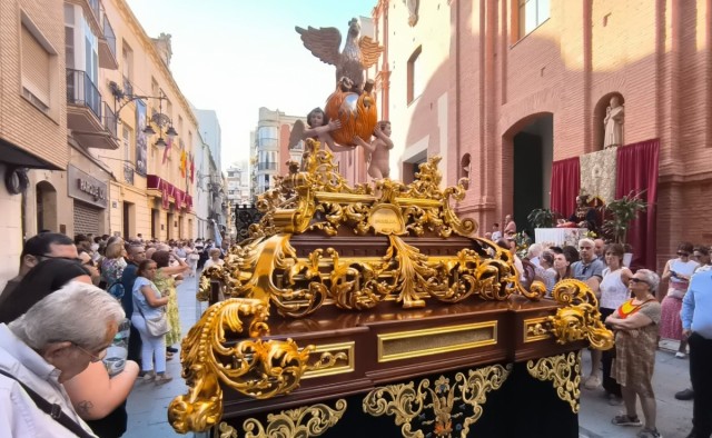 Más de 2.000 cartageneros se unen a la solemnidad del Corpus Christi en Cartagena
