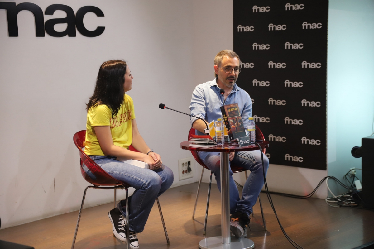 Gómez, junto a Celia Cuenca, en la presentación del libro en València. - Gómez, junto a Celia Cuenca, en la presentación del libro en València.