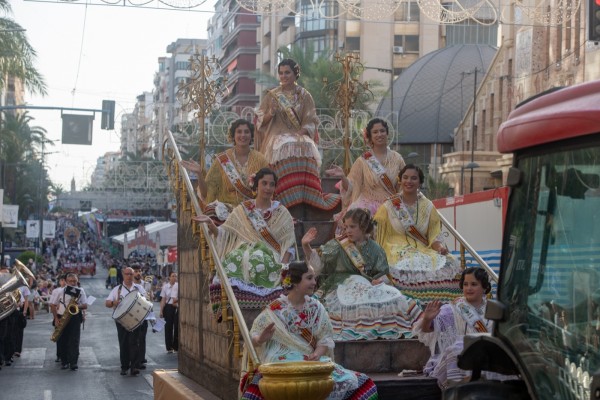 El Desfile Folclórico Internacional de les Fogueres 2025, en imágenes